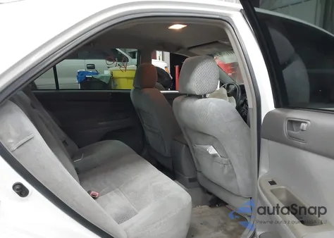 2004 Toyota Camry Le z USA, uszkodzony, nr VIN 4T1BE32KX4U288274